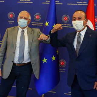 Josep Borrell (à g.), chef de la diplomatie européenne, et Mevlut Cavusoglu, ministre turc des Affaires étrangères. [Keystone/EPA - Fatih Aktas]