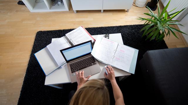 Une femme fait du télétravail. [DPA/Keystone - Daniel Naupold]