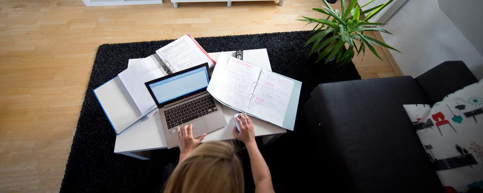 Une femme fait du télétravail. [DPA/Keystone - Daniel Naupold]