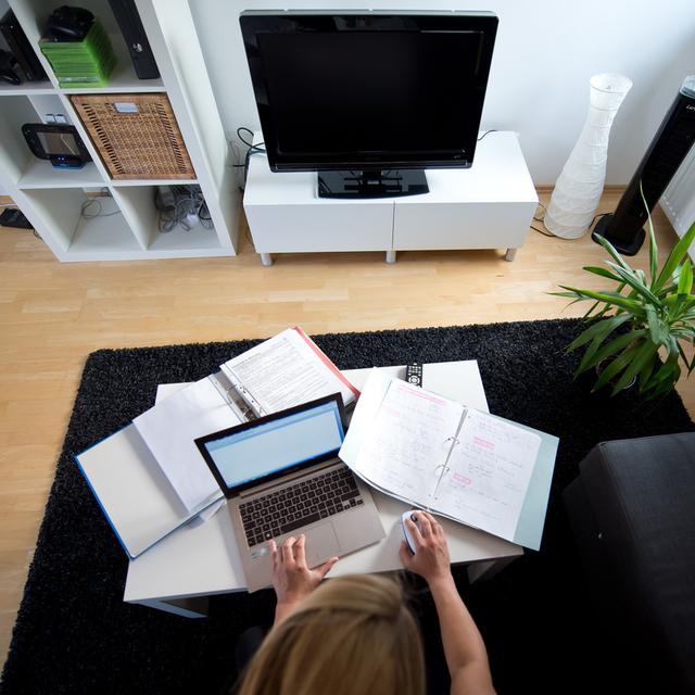 Une femme fait du télétravail. [DPA/Keystone - Daniel Naupold]