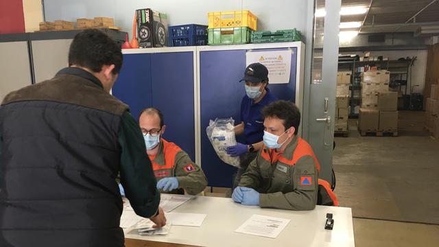 Le canton de Vaud a ouvert quatre points de ravitaillement en matériel de protection avec l'aide de la protection civile. [Michel Gandillon]