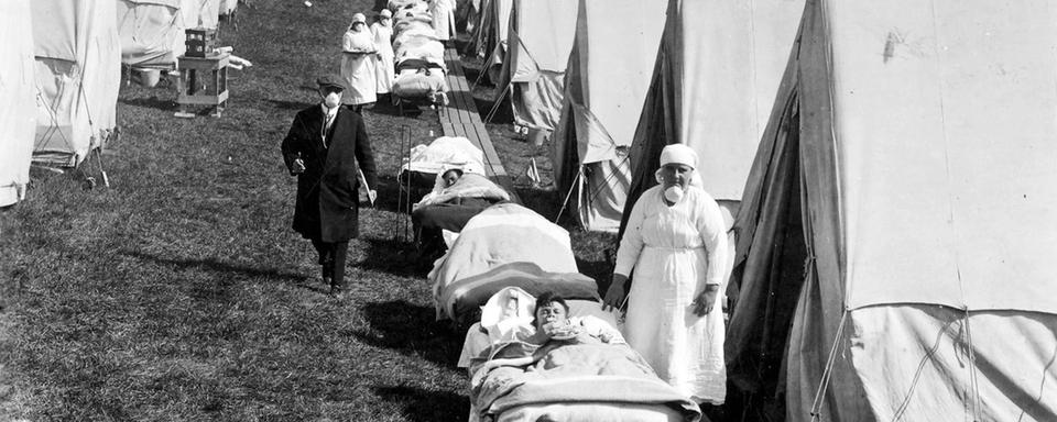 Hôpitaux en plein air à Boston pendant la grippe espagnole. [US-National Archives]