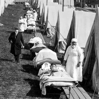 Hôpitaux en plein air à Boston pendant la grippe espagnole. [US-National Archives]