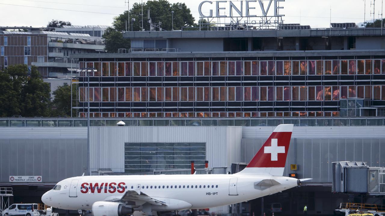 Un avion de la compagnie Swiss sur le tarmac de l'aéroport de Cointrin. [Keystone - Salvatore Di Nolfi]