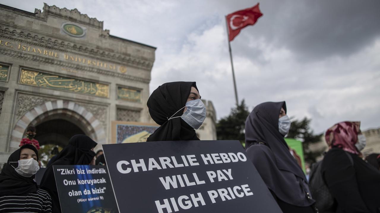 "Charlie Hebdo payera le prix fort", annonce la pancarte de cette manifestante. Istanbul, le 13 septembre 2020. [Keystone/epa - Erdem Sahin]