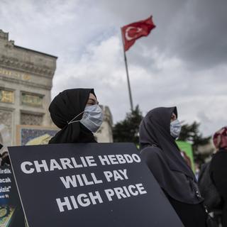 "Charlie Hebdo payera le prix fort", annonce la pancarte de cette manifestante. Istanbul, le 13 septembre 2020. [Keystone/epa - Erdem Sahin]
