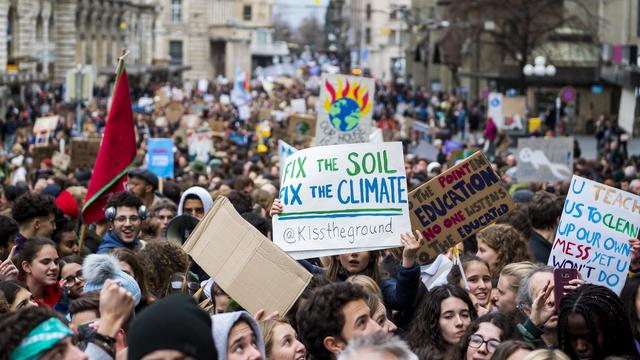 Manifestants climatiques à Lausanne le 17 janvier 2020. [Keystone - Jean-Christophe Bott]