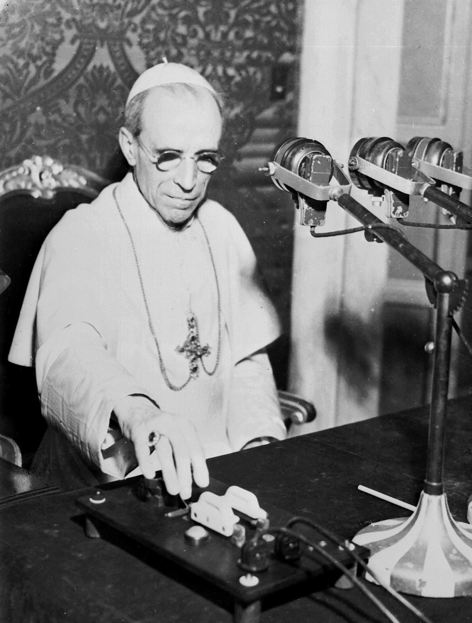 Le pape Pie XII donne un message grâce au service de diffusion de Radio Vatican. Image non datée. [afp - Stringer/ansa]