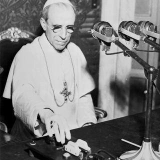 Le pape Pie XII donne un message grâce au service de diffusion de Radio Vatican. Image non datée. [afp - Stringer/ansa]