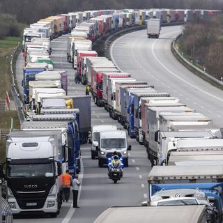 Des milliers de camions sont bloqués à la frontière avec la Pologne. [AP Photo/Keystone - Robert Michae]