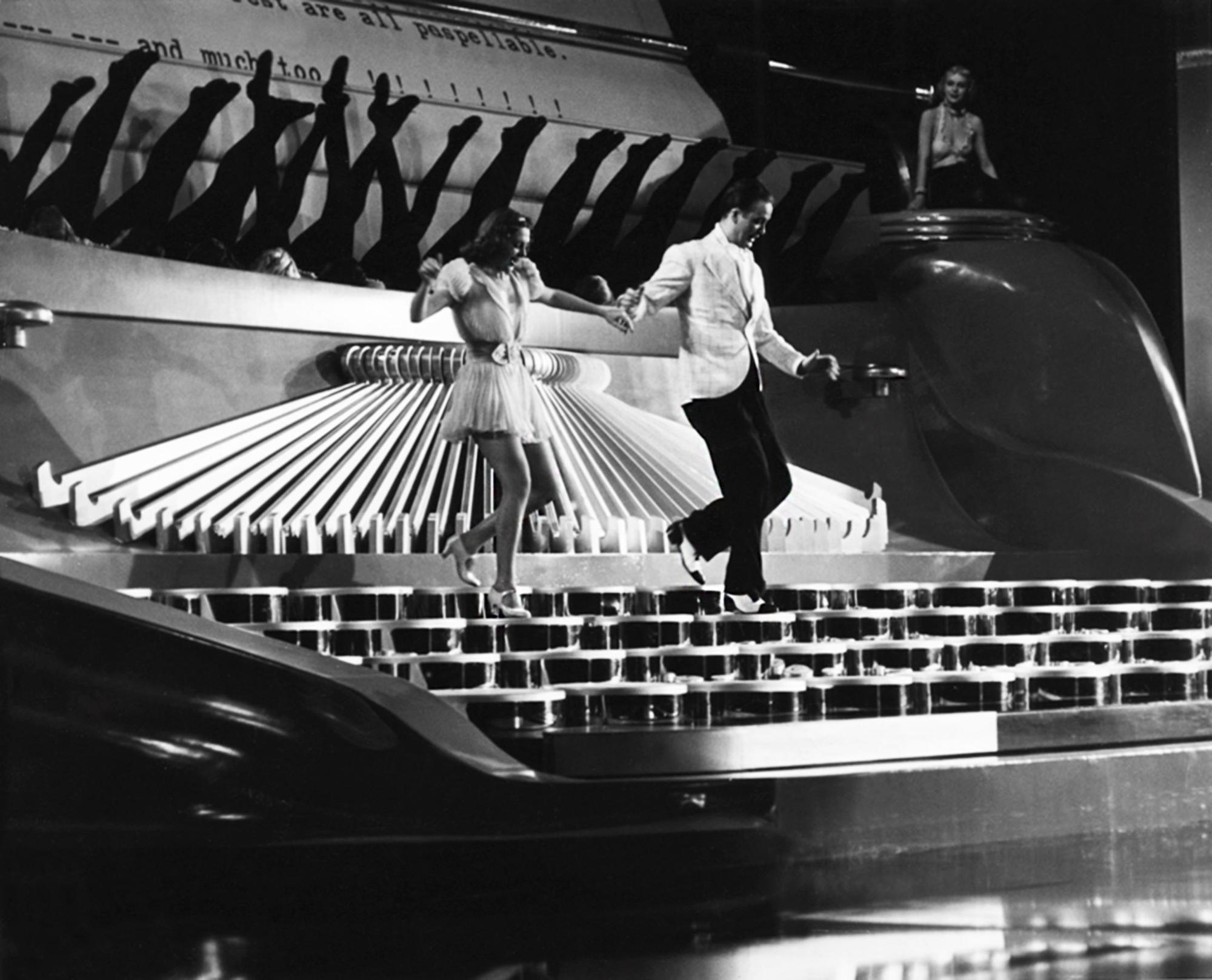 Quand la machine à écrire sert de décor dans la comédie musicale "Ready willing and able". [Collection ChristopheL via AFP - © Warner Bros.]