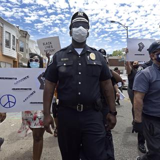 Le lieutnant Zack James de la police de Camden, New Jersey lors des manifestation contre les violences policières. [AP Photo/Keystone - April Sau]