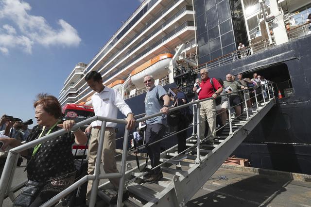 Les passagers du MS Westerdam débarquent dans le port de Sihanoukville au Cambodge. [AP Photo/Keystone - Heng Sinith]