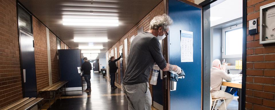 Der Hausmeister bei der Desinfektion der Raeume und Gaenge der kantonalen Handelsschule Tessin (Scuola Cantonale di Commercio), die wegen des Coronavirus-Notstandes im Kanton Tessin geschlossen wurde, am Donnnerstag, 12. Maerz 2020, in Bellinzona. (KEYSTONE/Ti-Press/Alessandro Crinari) [KEYSTONE/Ti-Press - Alessandro Crinari]