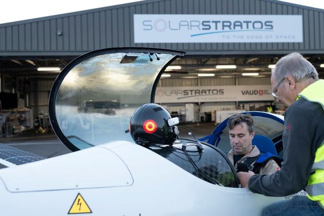 Dernier check avant le décollage tôt jeudi matin sur l'aéroport de Payerne. [SolarStratos - Fred Merz]