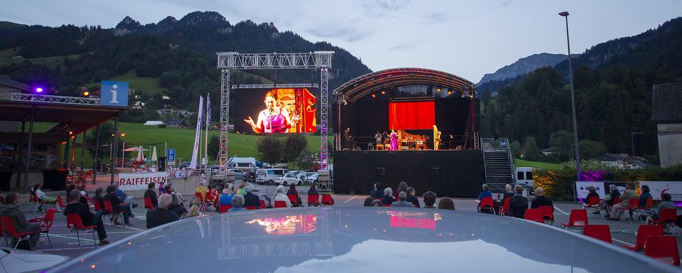 L'organisatrice et mezzo-soprano Marie-Claude Chappuis sur la scène du Drive-in Festival du Lied à Charmey lors du concert d'ouverture le samedi 25 juillet 2020. [RTS - Jessica Genoud]