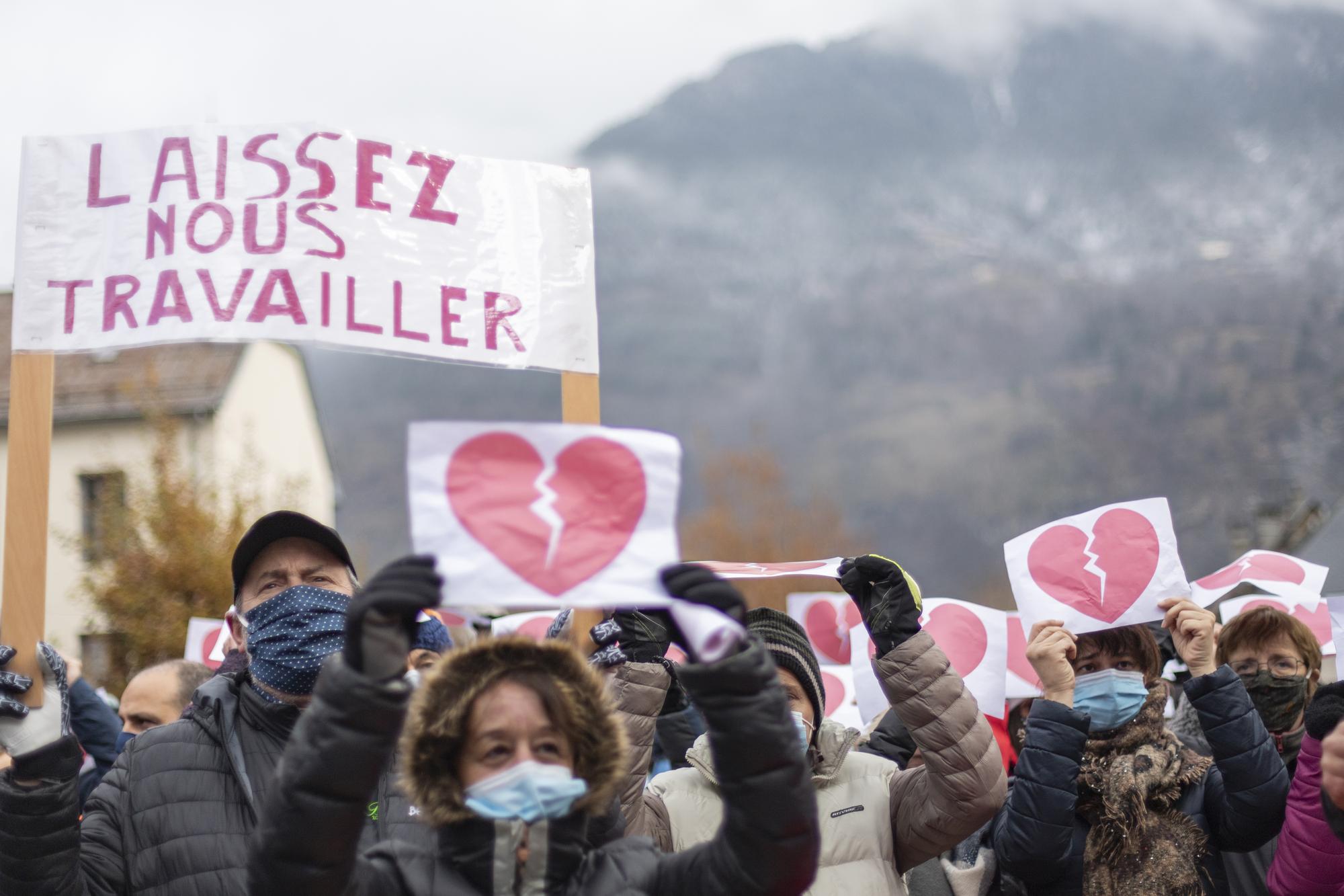 Manifestation pour la réouverture des pistes de ski en France, à Bourg d'Oisans (Isère), le 2 décembre 2020. [Hans Lucas via AFP - Grégory Berger]