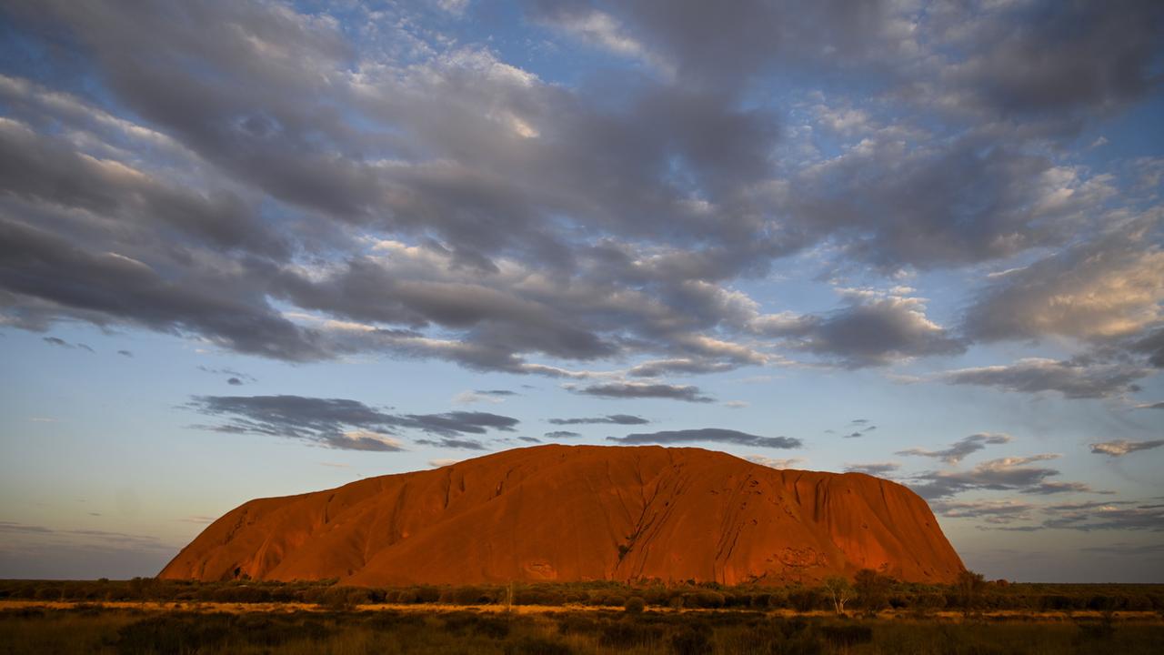 Uluru, également connu sous le nom d'Ayers Rock, a une grande importance spirituelle et culturelle pour les Aborigènes australiens, qui ont un lien avec ce site depuis des dizaines de milliers d'années. [epa/keystone - lukas coch]