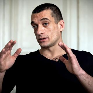 L'artiste russe Piotr Pavlenski chez son avocat à Paris, 14.02.2020. [AFP - Lionel Bonaventure]
