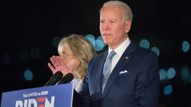 Joe Biden, accompagné de sa femme Jill, durant un meeting à Philadelphie, le mardi 10 mars. [Keystone - Tracie Van Auken]