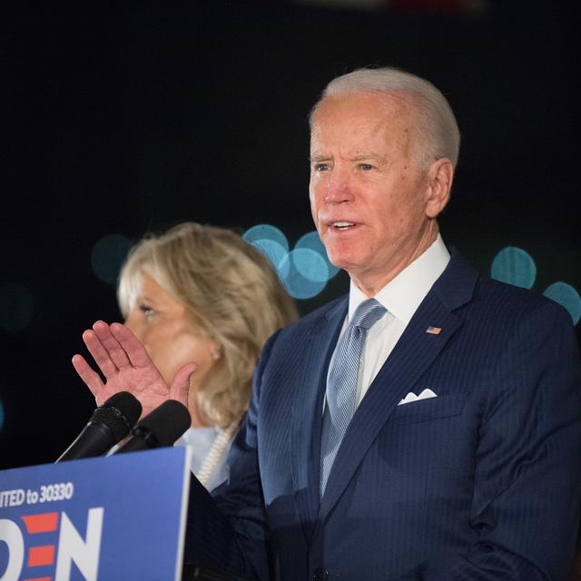 Joe Biden, accompagné de sa femme Jill, durant un meeting à Philadelphie, le mardi 10 mars. [Keystone - Tracie Van Auken]