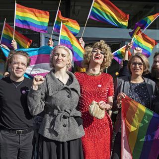Les militant.e.x.s de la campagne pour la protection légale des homosexuels, des lesbiennes et bisexuel*les. [EPA/Keystone - Peter Klaunzer]
