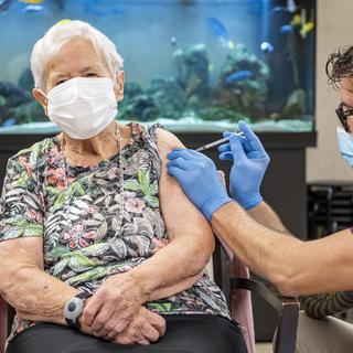 Une femme de 90 ans est la première personne à être vaccinée contre le coronavirus en Suisse. [Keystone - Urs Flueeler]