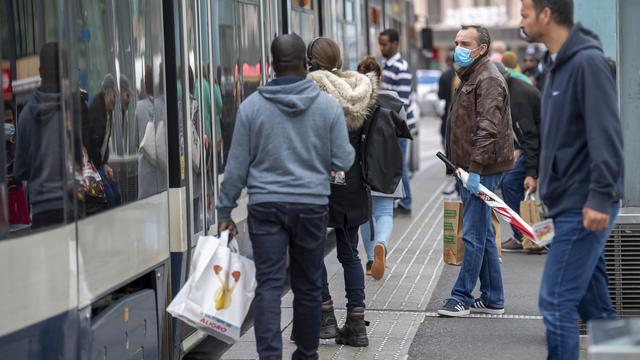 La fréquentation dans les TPG est à peine supérieure à 50% des chiffres habituels à la même période [Keystone - Martial Trezzini]