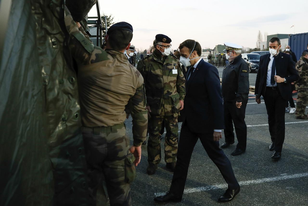 25 mars: le président français Emmanuel Macron masqué lors de sa visite de l'hôpital de campagne de Mulhouse. [Keystone - Mathieu Cugnot]