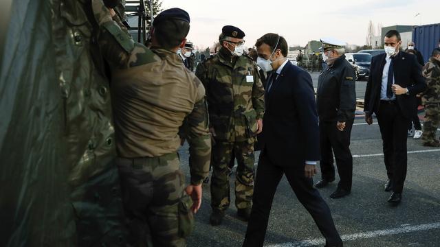 25 mars: le président français Emmanuel Macron masqué lors de sa visite de l'hôpital de campagne de Mulhouse. [Keystone - Mathieu Cugnot]