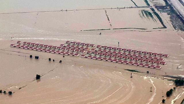 Une vue aérienne d'un village inondé près de la rupture du barrage au réservoir de Sardobskoye, sur la rivière Syrdarya, en Ouzbekistan. [Keystone/epa - Uzbek Ministry for the Emergencies]