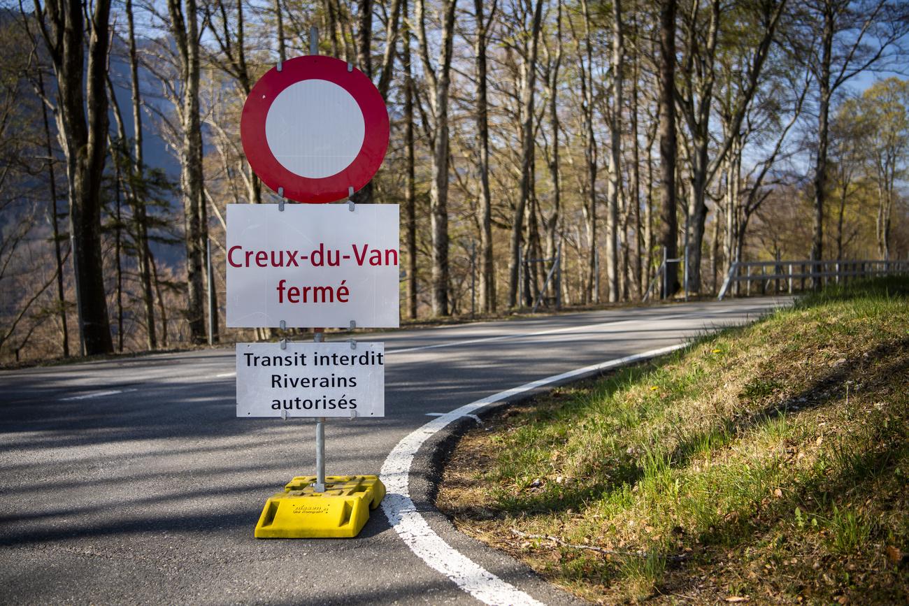 La fermeture des accès routiers au Creux du Van est maintenue jusqu'au 15 mai [Keystone - Jean-Christophe Bott]