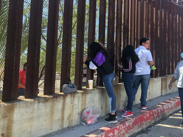 Nogales, en Arizona, à la frontière mexicaine. Un mur, ou plutôt une muraille de fer qui serpente le long des collines. [RTS - Raphaël Grand]