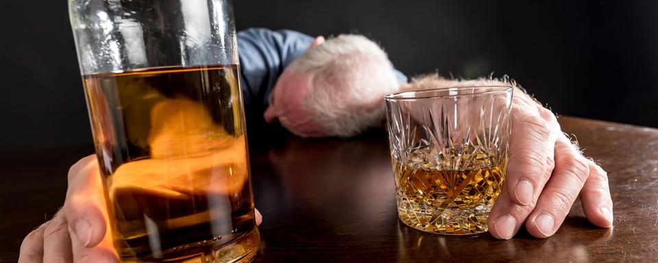 Les risques de sombrer dans l'alcoolisme sont en hausse après 2 mois de semi-confinement. [Fotolia - thodonal]