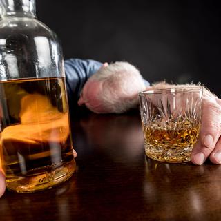 Les risques de sombrer dans l'alcoolisme sont en hausse après 2 mois de semi-confinement. [Fotolia - thodonal]