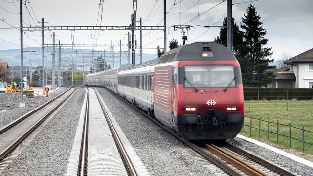 Un train des CFF entre Coppet et Founex (VD). [Keystone - Laurent Darbellay]