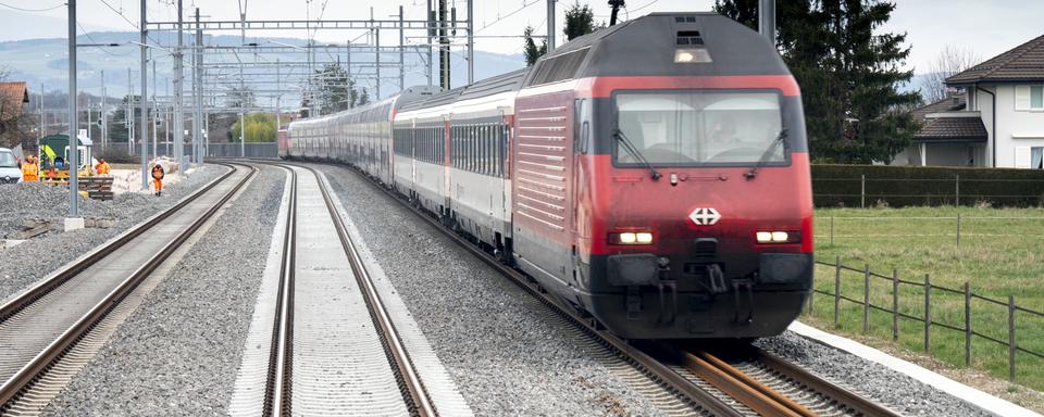 Un train des CFF entre Coppet et Founex (VD). [Keystone - Laurent Darbellay]