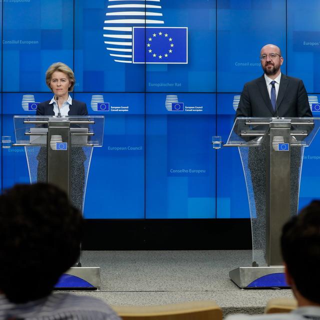 La présidente de la commission europenne Ursula von der Leyen et celui du conseil européen Charles Michel, lors du point de presse sur les mesures économiques de l'UE face à la crise du coronavirus. [EPA/KEystone - Stéphanie Lecocq]