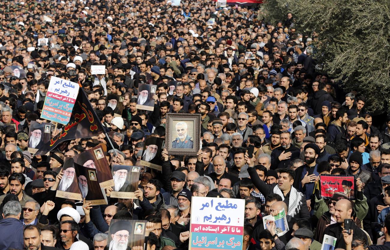 Des milliers d'Iraniens dans les rues de Téhéran, ce vendredi 3 janvier 2020, pour condamner la frappe américaine qui a tué Qassem Soleimani. [EPA - ABEDIN TAHERKENAREH]