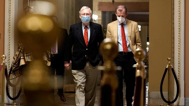 Le chef républicain du Sénat Mitch McConnell avance dans les couloirs du Capitole à Washington pour annoncer la nouvelle d'un accord enfin trouvé pour soutenir l'économie américaine. [Ken Cedeno]