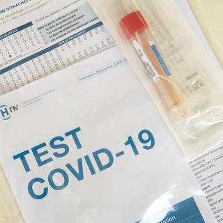 Un test de dépistage du Covid-19. [Keystone - Laurent Gillieron]