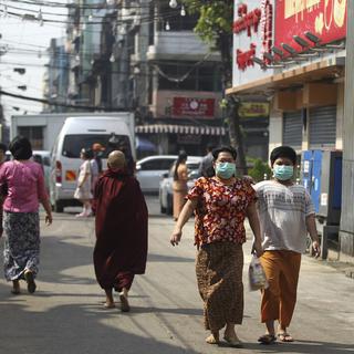 Des gens portent des masques à Rangoun en Birmanie. [AP Photo - Thein Zaw]