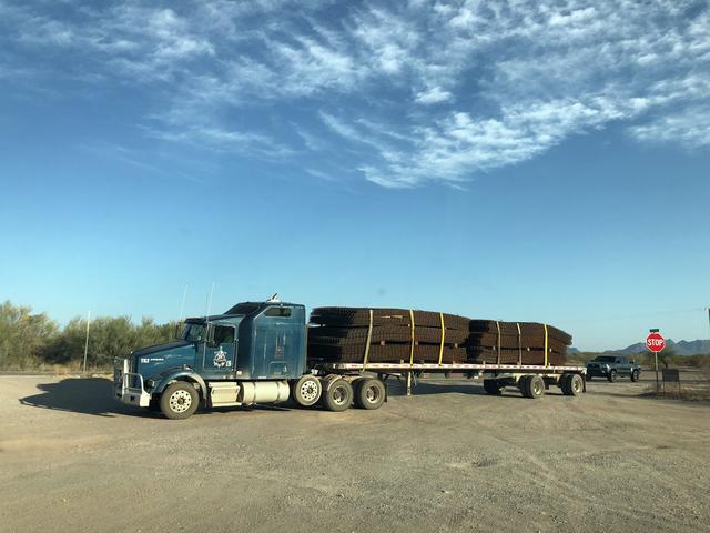 Un camion apportant des éléments du mur dans la zone de construction. [RTS - Raphaël Grand]