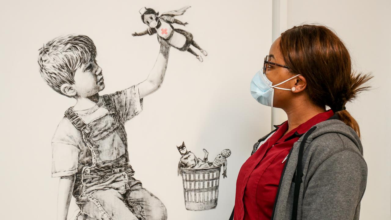 Le street artiste anglais Banksy a rendu hommage au travail des infirmières et infirmiers dans une œuvre qu'il a nommée "Game Changer". Le dessin se trouve sur un mur du University Hospital de Southampton, dans le sud de l'Angleterre. 7 mai 2020. [AFP/ University Hospital Southampton - Stuart Martin]