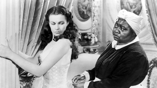 L'actrice Hattie McDaniel (à droite) est la première interprète afro-américaine à recevoir un Oscar en 1940 comme meilleure actrice dans un second rôle, pour son incarnation de Mammy dans "Autant en emporte le vent". [Film Company/ MGM / Photo12 via AFP]