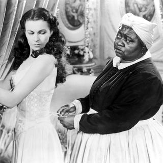 L'actrice Hattie McDaniel (à droite) est la première interprète afro-américaine à recevoir un Oscar en 1940 comme meilleure actrice dans un second rôle, pour son incarnation de Mammy dans "Autant en emporte le vent". [Film Company/ MGM / Photo12 via AFP]