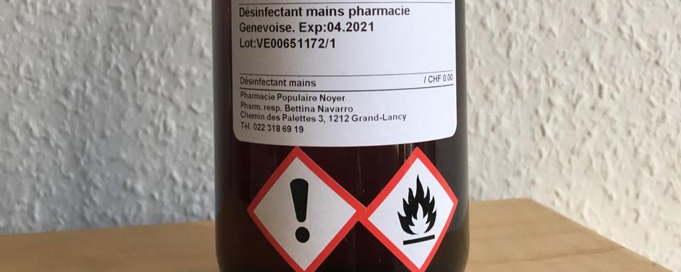 Un désinfectant pour les mains vendu dans une pharmacie genevoise: l'Etat met  à disposition une solution gratuite, offerte par les grands noms genevois de la branche. [RTS - Stéphanie Jaquet]