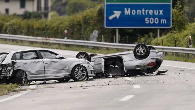 Au total 290 conducteurs âgés de 18 à 24 ans ont été grièvement blessés dans un accident de la circulation en 2019, contre 612 en 2009. [Keystone - Jean-Christophe Bott]