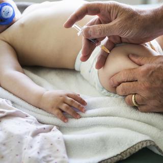 Vaccination d'un enfant par un pédiatre [Keystone - Christian Beutler]