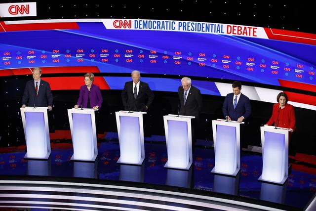 Les participants au débat, de gauche à droite: Tom Steyer, Elizabeth Warren, Joe Biden, Bernie Sanders, Pete Buttigieg et Amy Klobuchar. [Keystone - Patrick Semansky]